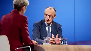 Bundeskanzler Friedrich Merz bei einem Interview.