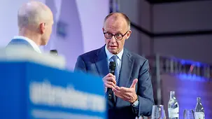 Bundeskanzler Friedrich Merz bei einem Bühnengespräch beim NRW-Unternehmertag.