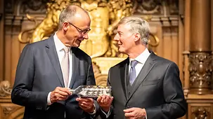 Bundeskanzler Friedrich Merz beim Überseetag im Hamburger Rathaus.
