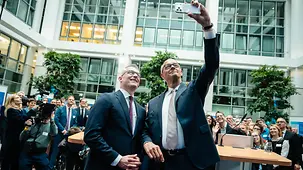 Bundeskanzler Friedrich Merz bei 1 Jahr BMDS.