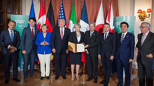 Die G7-Teilnehner mit der unterzeichneten Erklärung zu Bekämpfung von Terrorismus und gewalttätigem Extremismus.