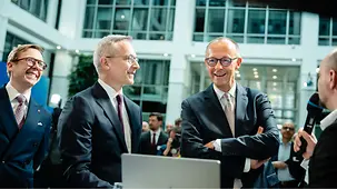 Bundeskanzler Friedrich Merz bei 1 Jahr BMDS.