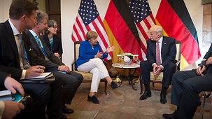 Bundeskanzlerin Angela Merkel unterhält sich mit US-Präsident Donald Trump.
