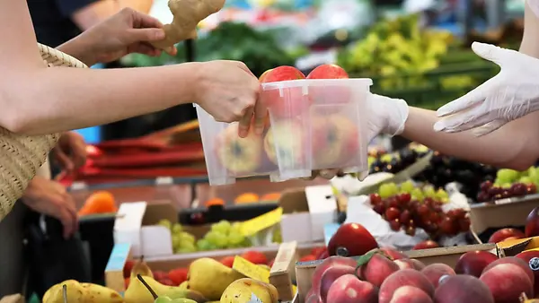 Wochenmarkt - dekoriertes Obst und Gemüse