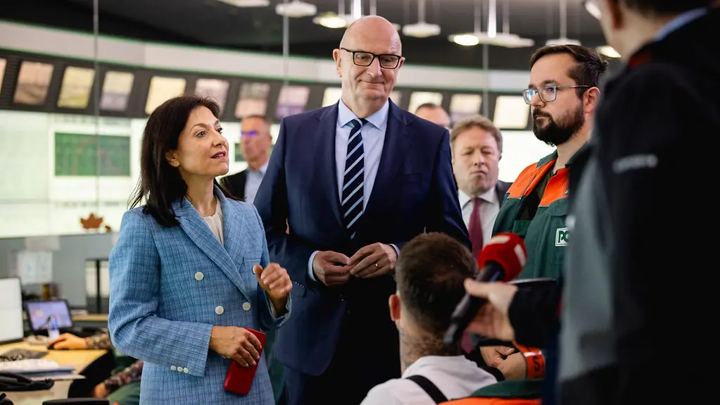 Ministerin Reiche und Ministerpräsident Woidke im Gespräch mit Mitarbeitern der PCK in Schwedt