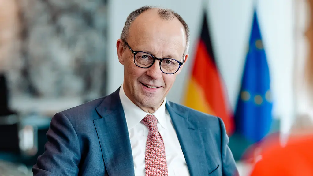 Bundeskanzler Friedrich Merz vor dem Bundeskanzleramt.