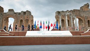 Die Teilnehmer des G7-Gipfels nehmen Aufstellung zum Gruppenfoto.