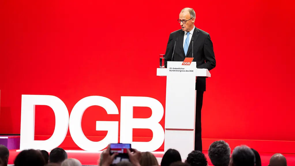 Bundeskanzler Friedrich Merz spricht auf der Bühne beim DGB-Bundeskonkgress.