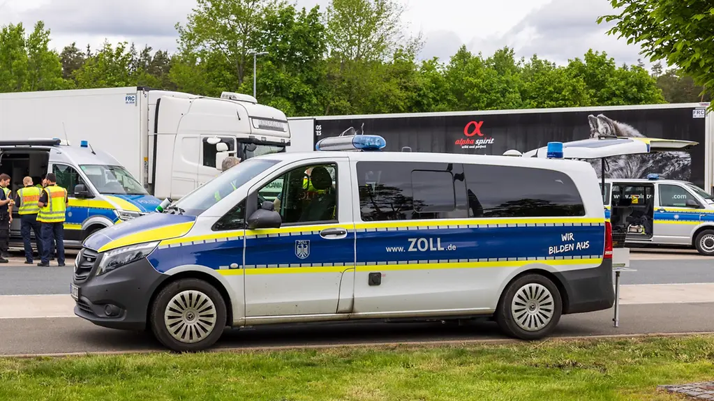 Ein Zollfahrzeug bei einer Kontrolle auf der Autobahn. 
