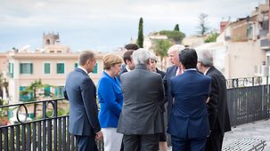 Die Staats- und Regierungschefs der G7 unterhalten sich.