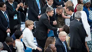 Bundeskanzlerin Angela Merkel und deren Ehemann Joachim Sauer bei einem Konzert im Amphitheater in Taormina.