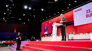 Totale von Bundeskanzler Friedrich Merz während seiner Rede beim DGB-Bundeskongress.