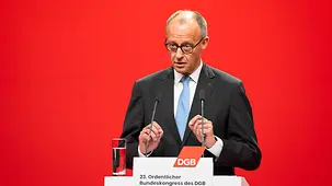 Nahaufnahme von Bundeskanzler Friedrich Merz hinter einem Rednerpult beim DGB-Bundeskongress.