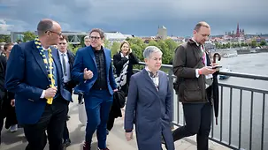 Bundeskanzler Friedrich Merz im Gespräch mit Martin Heilig, Oberbürgermeister von Würzburg, beim Katholikentag.