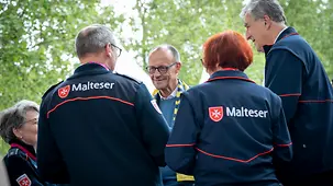 Bundeskanzler Friedrich Merz im Gespräch beim Katholikentag.