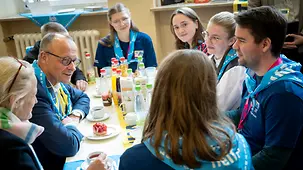 Bundeskanzler Friedrich Merz im Gespräch mit Helfendendes Katholikentags.