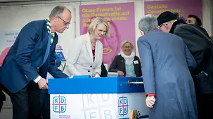 Bundeskanzler Friedrich Merz am Kickertisch beim Katholikentag.