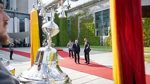 Bundeskanzler Friedrich Merz und Rumen Radev, Ministerpräsident von Bulgarien, bei militärischen Ehren.