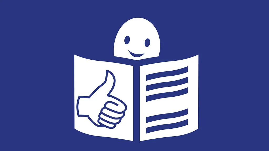 Weißes Gesicht mit lächelndem Mund hinter einem aufgeschlagenen Buch. Auf dem Buch ist eine Hand mit Daumen hoch und Textzeilen zu sehen. Der Hintergrund ist blau.