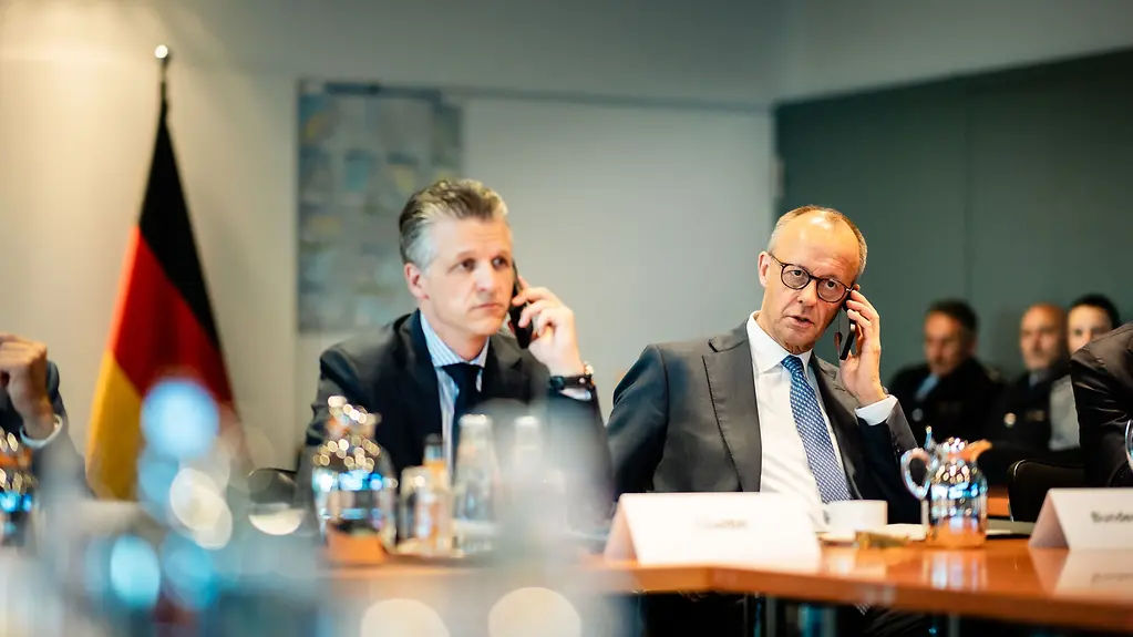 Bundeskanzler Friedrich Merz und Bundesminister Thorsten Frei während der Renegade-Übung im Bundeskanzleramt. 