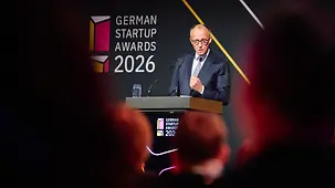 Bundeskanzler Friedrich Merz beim Eintreffen zu den German Startup Awards.