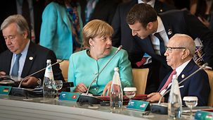 Bundeskanzlerin Angela Merkel auf dem Gipfeltreffen der G7-Straaten in Taormina im Gespräch mit Frankreichs Präsident Emmanuel Macron.