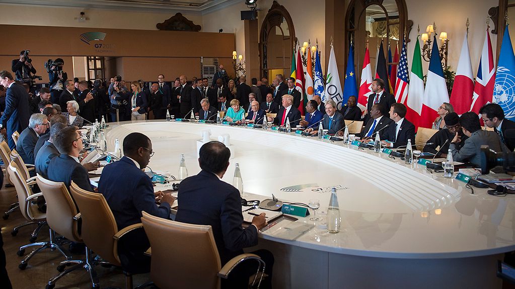 Übersicht Sitzung der G7 zusammen mit den Outreach-Partnern.