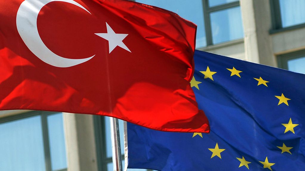 Die türkische Fahne weht neben der Fahne der Europäischen Union.