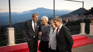 Bundeskanzlerin Angela Merkel, ihr Ehemann Joachim Sauer, die IWF-Vorsitzende Christine Lagarde und ihr Lebensgefährte Xavier Giocanti gehen nebeneinander.