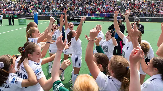 Die Spielerinnen vom Duesseldorfer HC feiern ihre Deutsche Meisterschaft Feldhockey 2024.