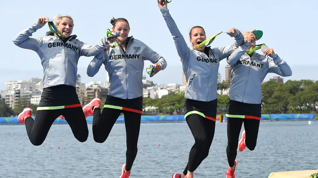 4 Frauen jubeln mit ihren Medaillen 
