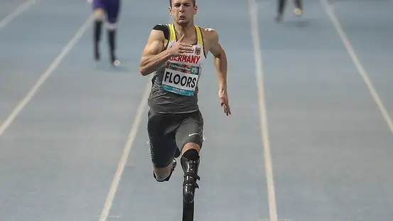 Mann mit Beinprothesen läuft einen Sprint