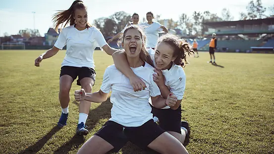 Junge Fußballerinnen beim jubeln
