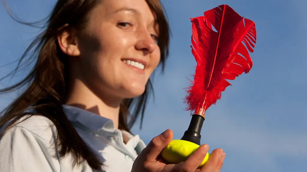 Frau mit Wurfspiel