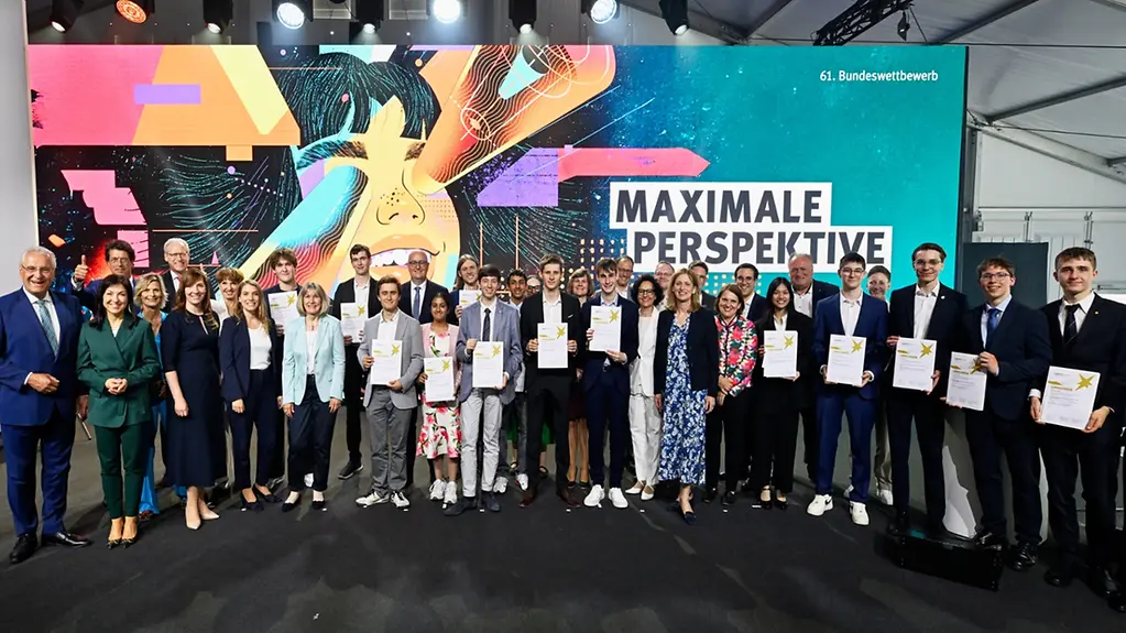 Gruppenfoto aller Jugend forscht 2026 Preisträger.