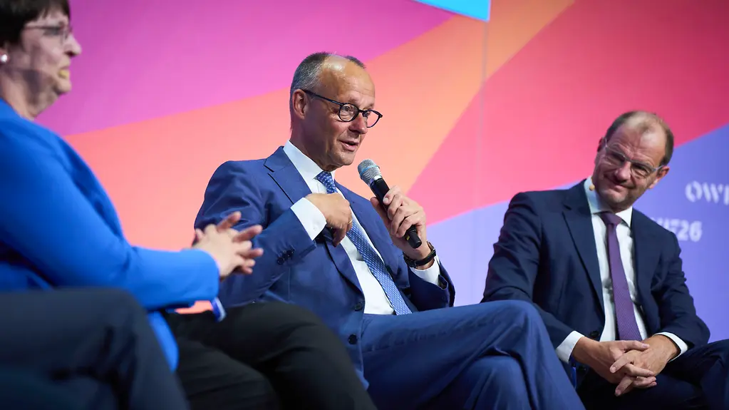 Bundeskanzler Friedrich Merz spricht bei einer Diskussionsrunde.