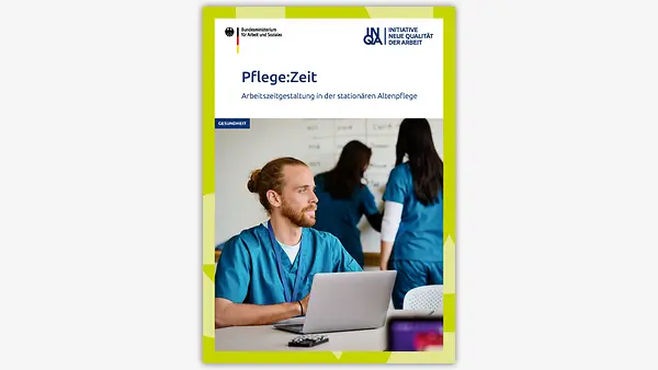 Ein Krankenpflege arbeitet an einem Laptop.
