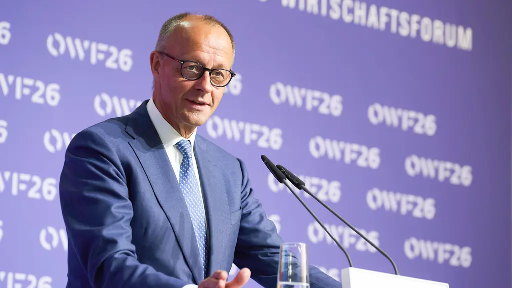 Bundeskanzler Friedrich Merz spricht auf der Bühne beim Ostdeutsches Wirtschaftsforum.