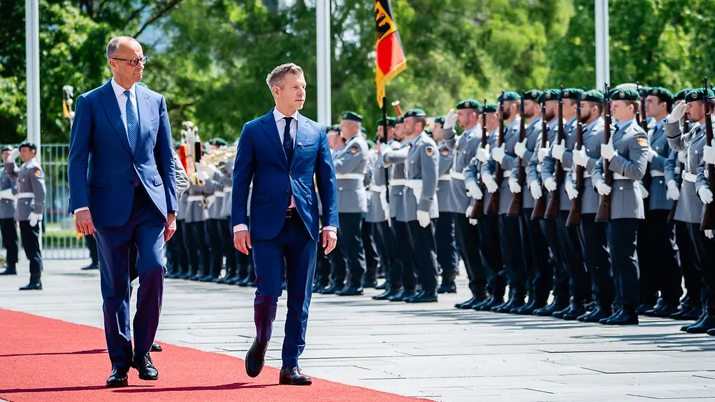 Accueil du premier ministre hongrois Péter Magyar par Friedrich Merz à la Chancellerie fédérale avec les honneurs militaires