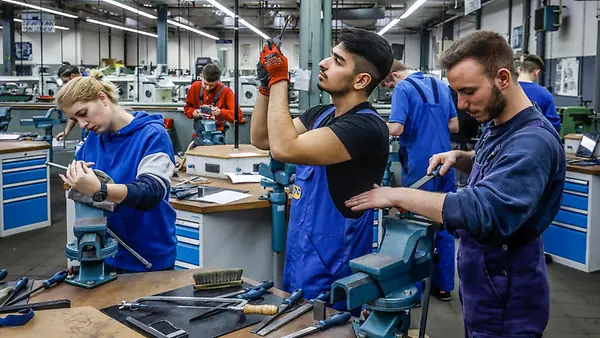 Jugendliche Auszubildende in der Metall- und Elektroindustrie