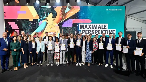 Gruppenfoto aller Jugend forscht 2026 Preisträger.