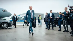 Bundeskanzler Friedrich Merz am Flughafen in München