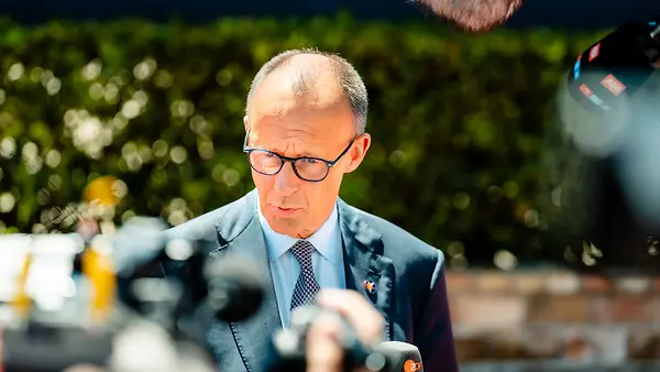 Kanzler im Grünen vor Pressekameras