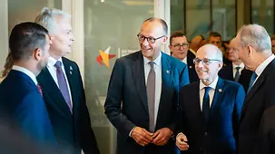 Bundeskanzler Merz und Staats- und Regierungschefs vor Beginn der Arbeitssitzung.