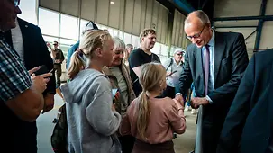 Kanzler mit Besuchern in Rostock-Laage