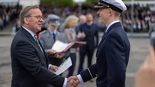 Verteidigungsminister Pistorius mit Leutnant.