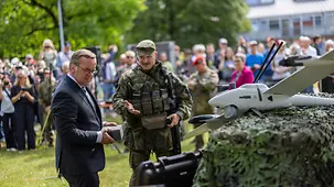 Verteidigungsminister Pistorius mit Soldat.