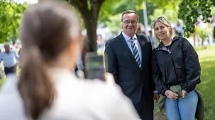 Verteidigungsminister Pistorius mit Besucherin