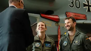 Kanzler mit Soldatin und Soldat