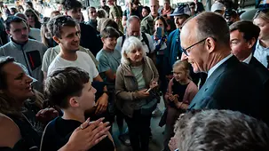 Kanzler mit Besuchern in Rostock-Laage